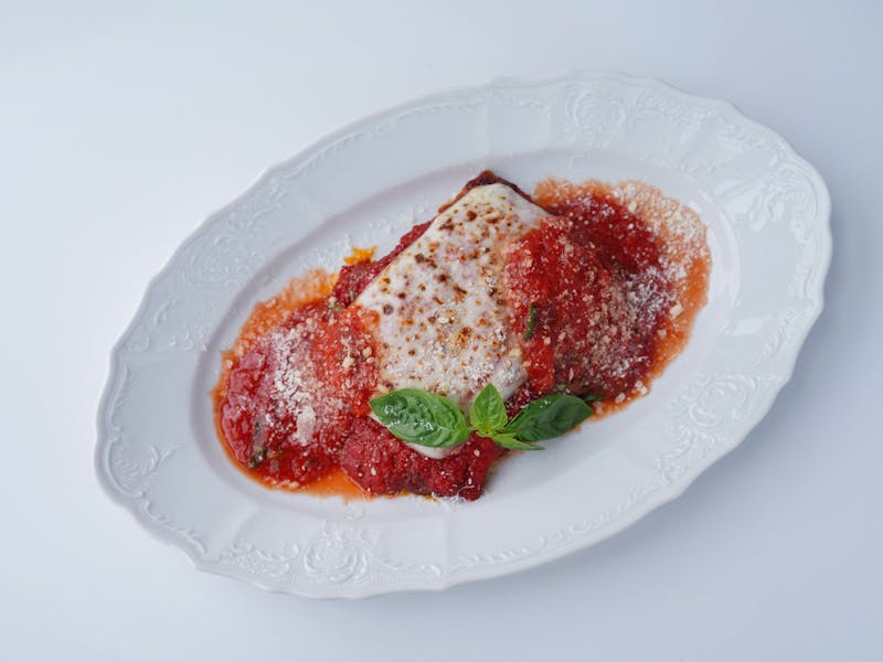 Golden mozzarella sticks with marinara sauce